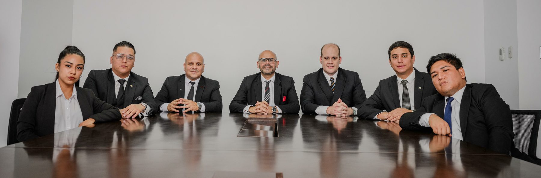 Equipo de Salas Zegarra & Abogados Asociados en reunión de trabajo
